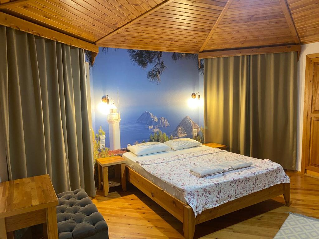 阿德拉桑Ada Pansiyon Karaöz的一间卧室设有一张床和一个大窗户
