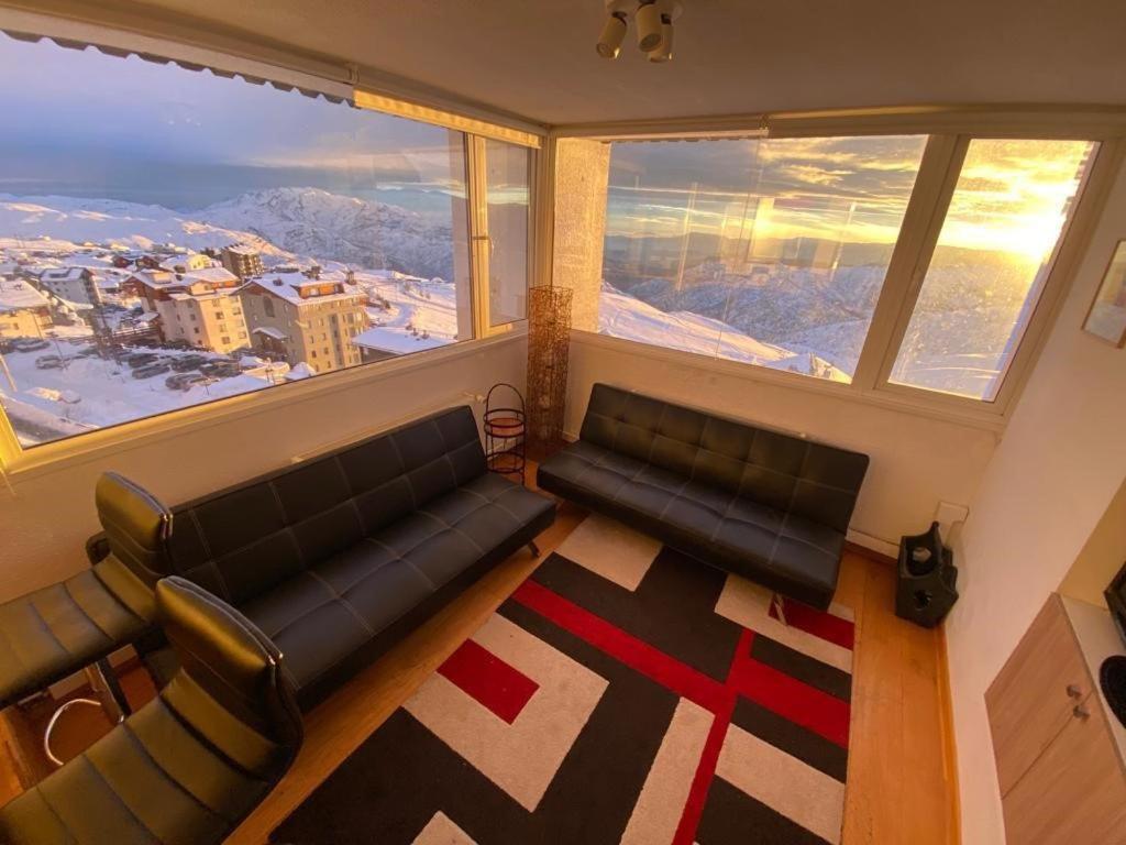 El Colorado埃尔科罗拉多公寓的带沙发和大窗户的客厅