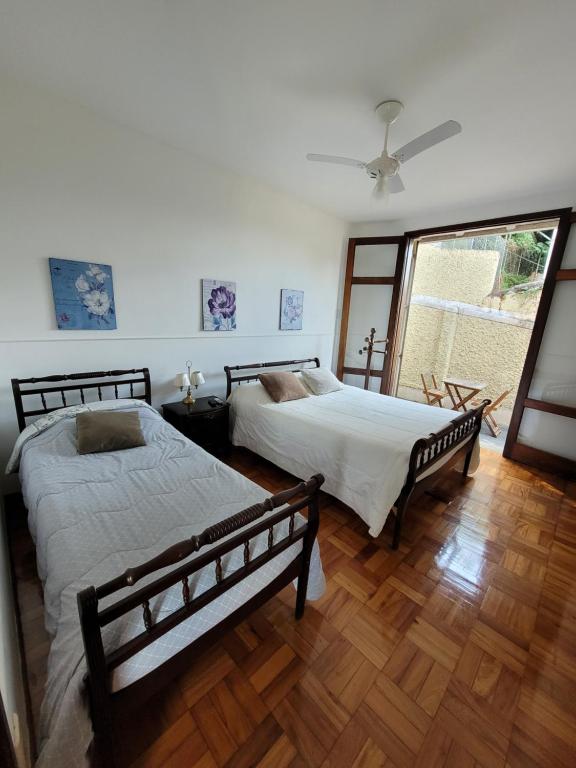 彼得罗波利斯Pousada Valparaiso的一间卧室设有两张床和大窗户