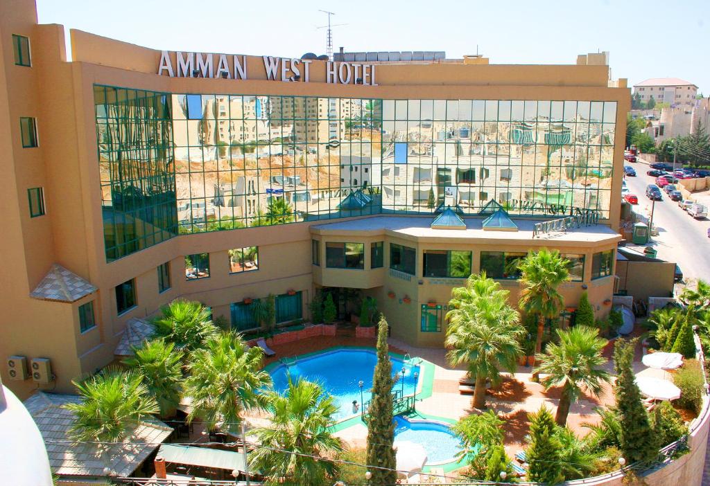安曼安曼西部酒店的享有酒店空中美景,设有游泳池