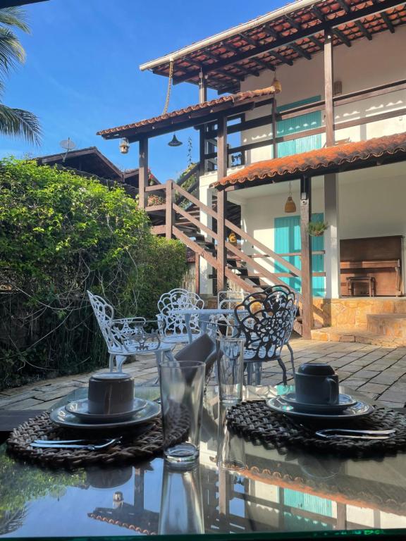 Villa Tiê Paraty的阳台或露台