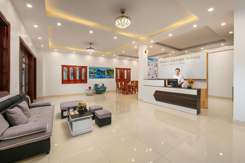 河内Hanoi Airport Suites Hostel & Travel的站在大厅柜台上的人