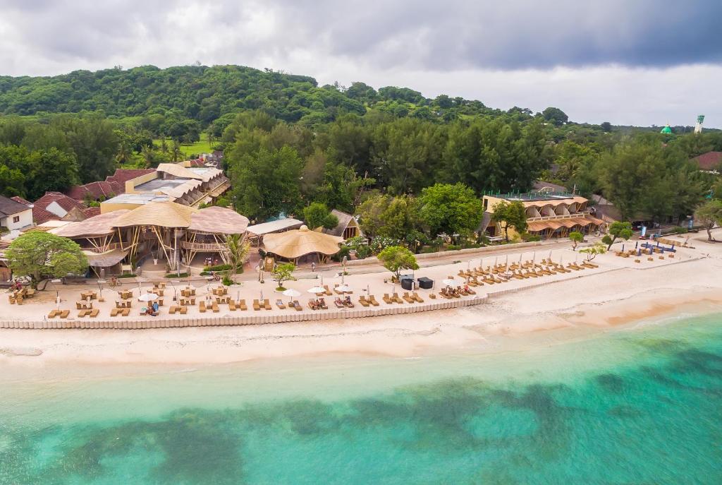 吉利特拉旺安特拉旺甘明珠酒店的享有海滩空中美景。