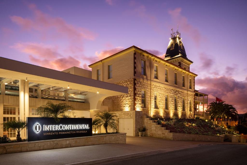 索伦托InterContinental Sorrento Mornington Peninsula的一座建筑的顶部有一个钟楼