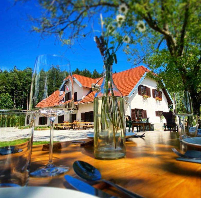 Šmartno ob PakiOPA Resort的一张桌子,上面有眼镜和花瓶