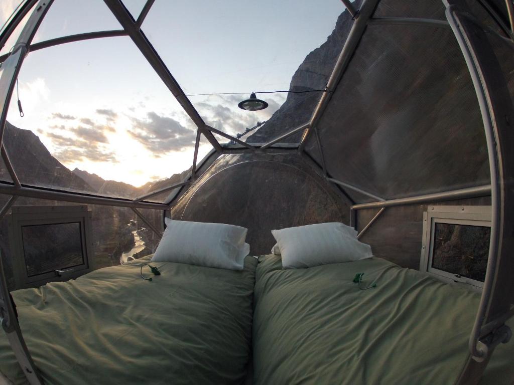 乌鲁班巴冒险套房天空旅馆的圆顶帐篷内带两张床的房间
