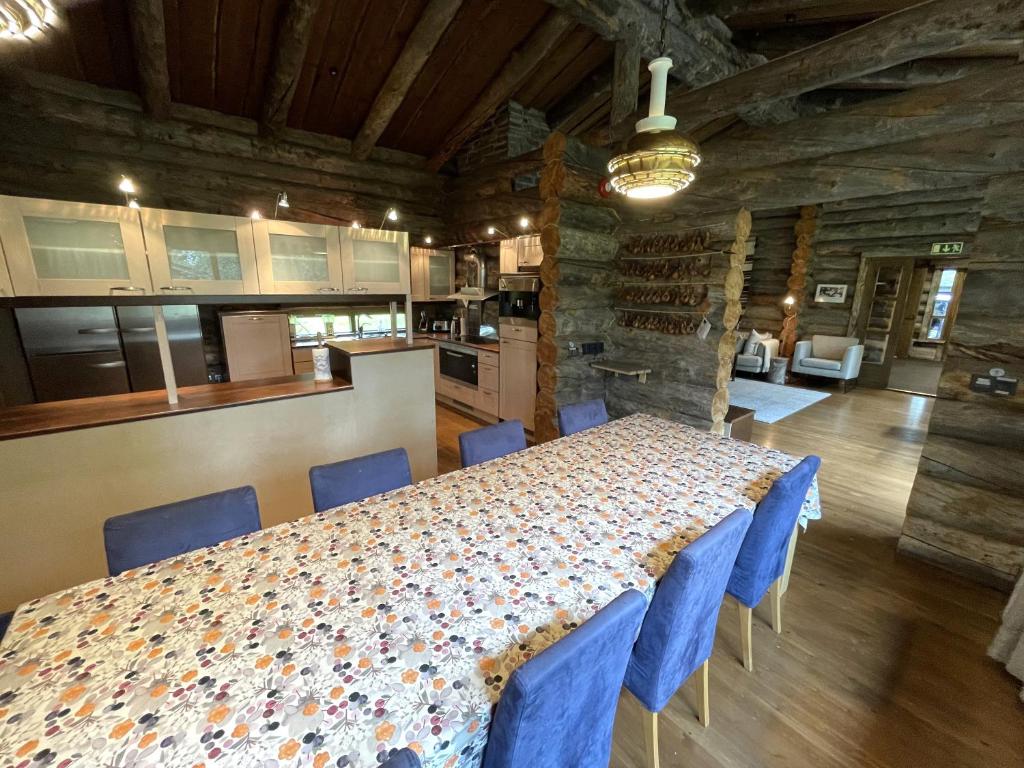 萨利色尔卡Kelo / Lapland, Saariselkä的一间带桌子和蓝色椅子的用餐室