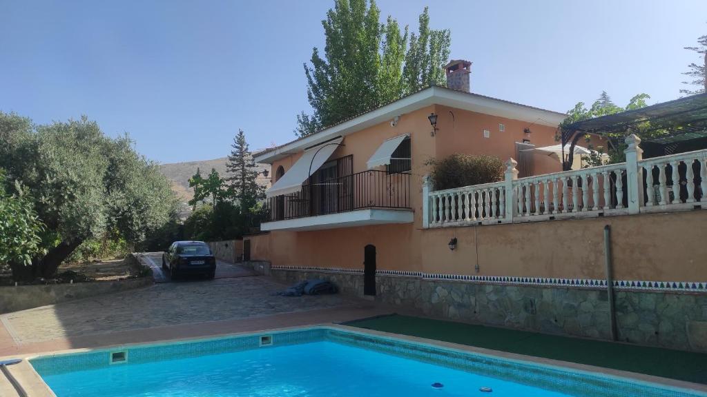 阿尔法卡Villa jose luis的别墅前设有游泳池