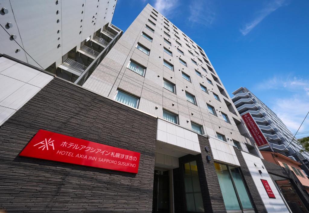 札幌Hotel Axia Inn Sapporo Susukino的一面有红色标志的建筑物