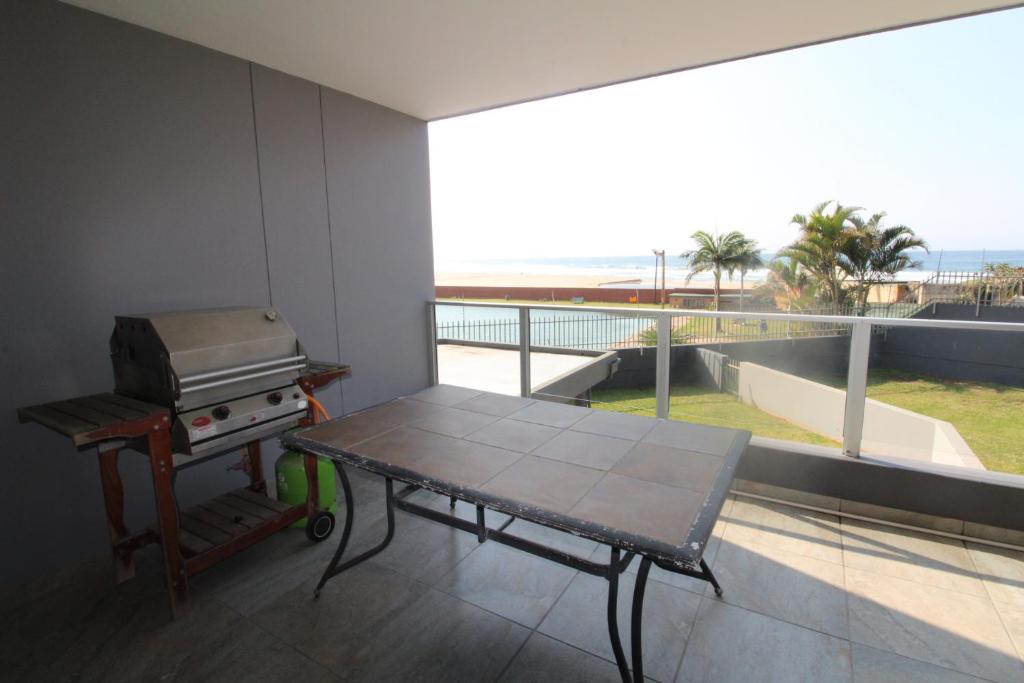 马盖特Boulevard 113的阳台配有桌子和烧烤架,享有海滩美景。