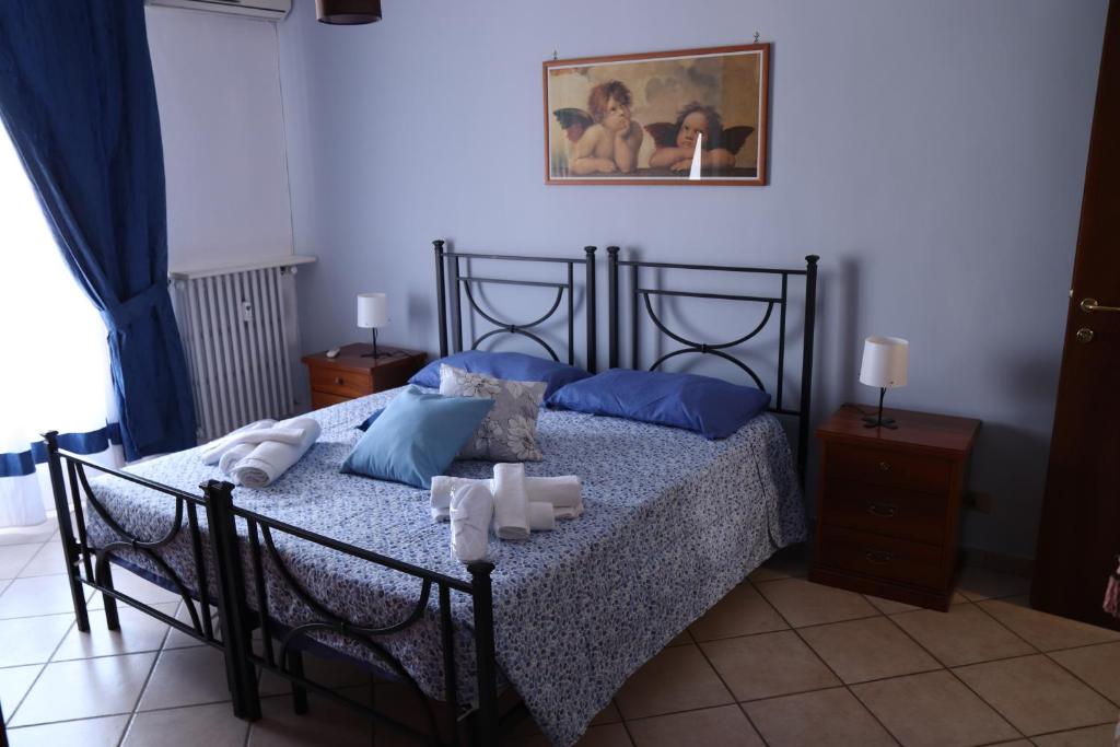 阿斯蒂La casa di Valentino - grazioso ed ampio bilocale的一间卧室配有一张带蓝色枕头的床