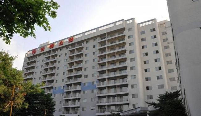 横城Koresco Chiak Mountain Condominium的一座白色的大建筑,上面有标志