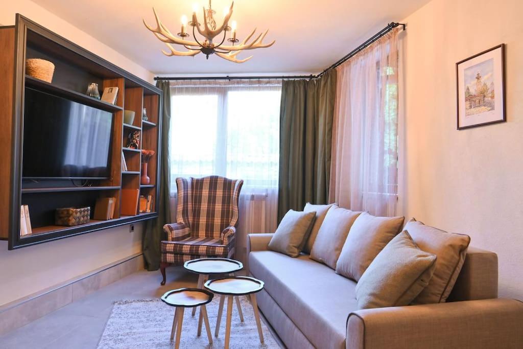 班斯科Marand Villas的带沙发和电视的客厅