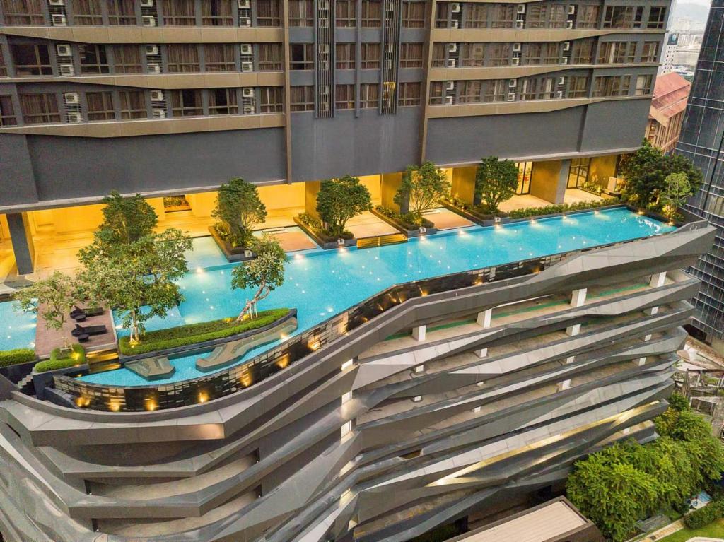 吉隆坡WSD Times 8 Luxury Hotels & Residences的享有带游泳池的大型建筑的顶部景色