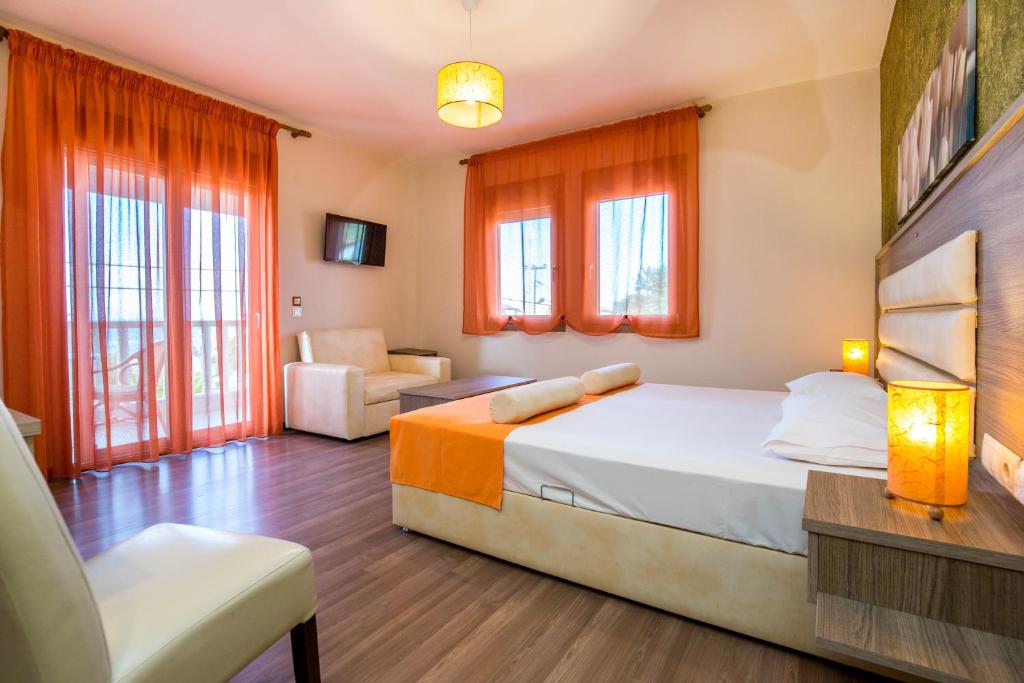 利迈纳里亚戈尔登公寓式酒店的一间卧室配有一张床、一把椅子和窗户。