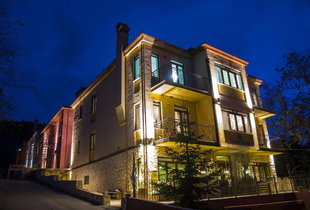 埃拉托克里昂Vaela Hotel Cultural Resort的一座大建筑,晚上灯亮