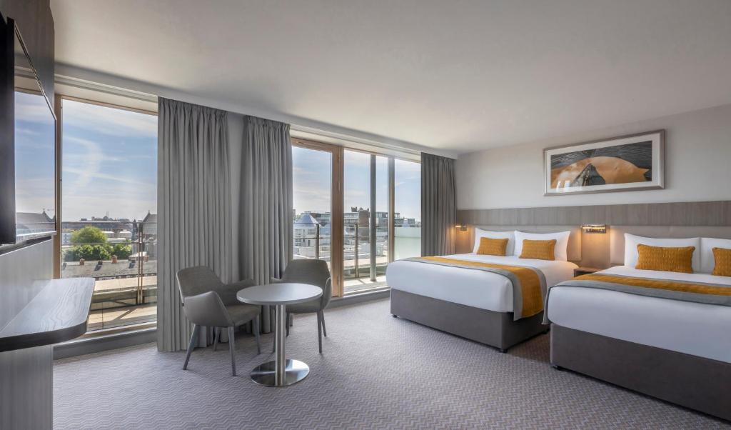 都柏林玛德文史密斯菲尔德酒店的酒店客房设有两张床和一个阳台。