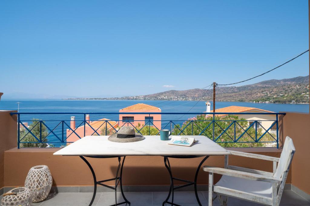 派尔季卡Absolute Perdika Aegina的海景阳台上的桌椅