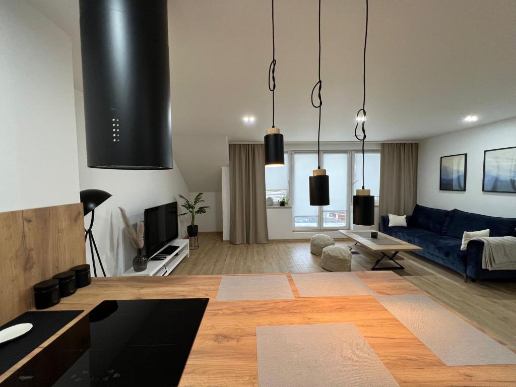 什奇特诺Apartament Szczytno - Centrum的客厅配有蓝色的沙发和桌子