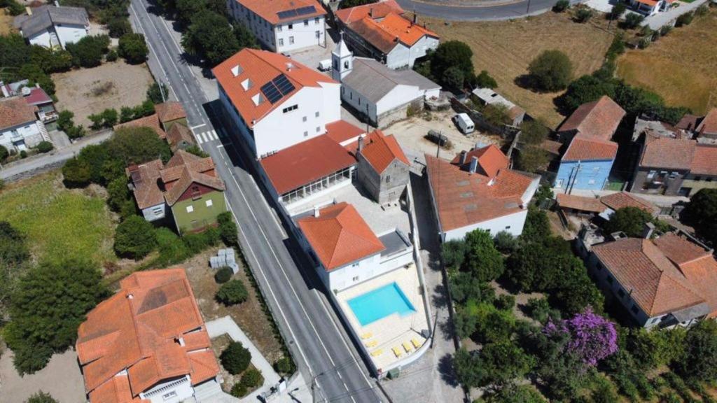 内拉什JP HOUSE的享有带游泳池的房屋的空中景致