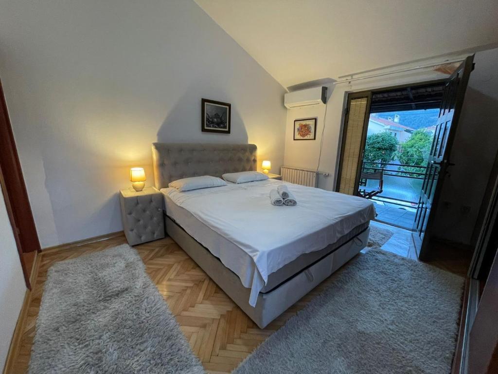 布德瓦Apartment Ruzica的一间带大床的卧室和一个阳台