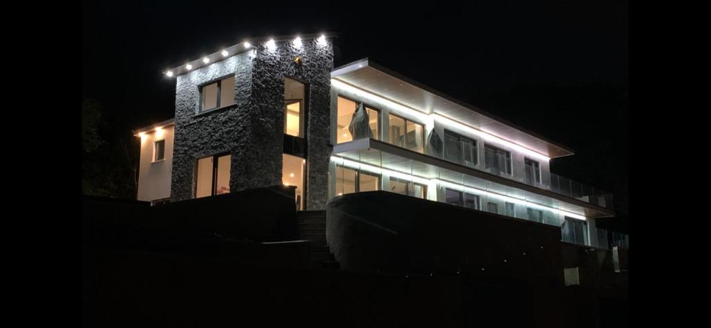 DunmurryThe Wylies的一座晚上有灯的建筑
