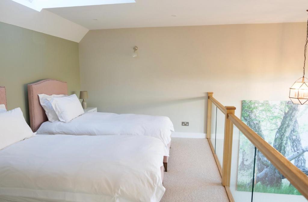The Silver Birch Cottage - Greentrees Estate客房内的一张或多张床位