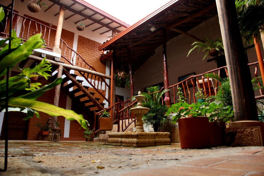 巴里查拉阿帕里西奥洛佩兹旅馆的一座建筑前面有楼梯和植物