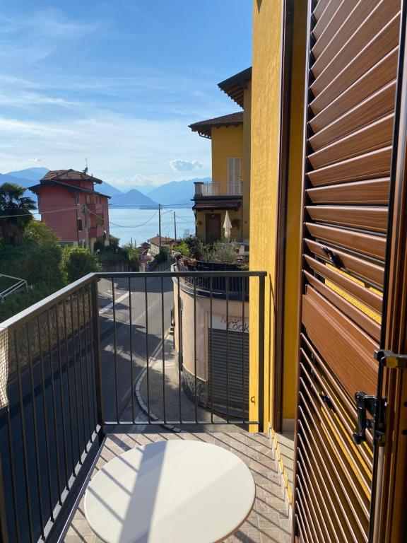 里诺迪莱吉诺Around Lago Maggiore apartments的阳台配有桌子,享有海景。