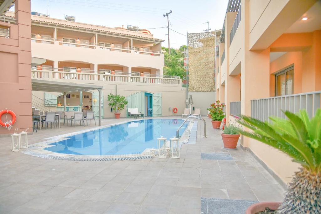 阿齐亚佩拉加Anatoli Apartments的一座建筑物中央的游泳池