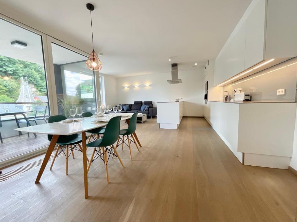 卢森堡Kirchberg Apartment - High End 2 Bedrooms in Luxembourg City的用餐室以及带桌椅的厨房。