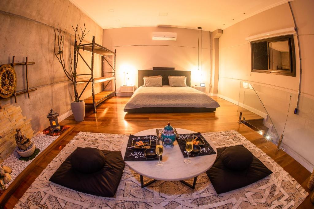 本图贡萨尔维斯Loft Industrial 485 na Serra - Bento Gonçalves的一间卧室配有一张床和一张桌子