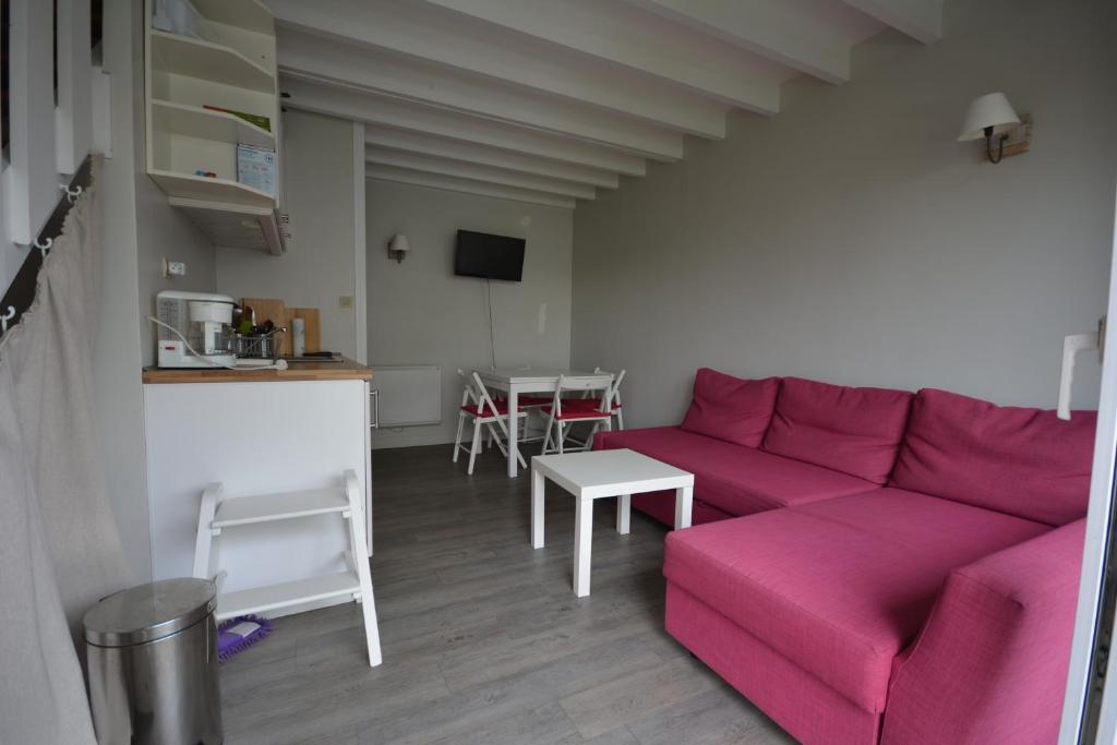 勒克罗图瓦Charmante maison à 100 m de la plage du Crotoy的客厅配有紫色沙发和桌子