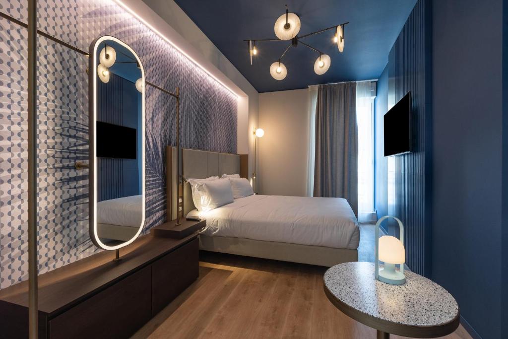 米兰Boutique Hotel Martini 17的一间卧室配有一张床、镜子和一张桌子