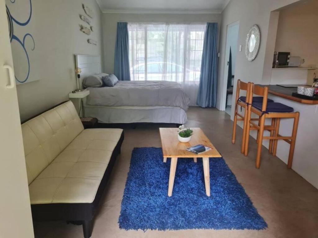 克卢夫Lovely 1 Queen bed, 1 Sleeper couch Self-catering cottage的客厅配有沙发和桌子