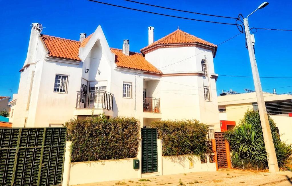 辛特拉Villa Cielo - Family House的一座白色的大房子,有橙色的屋顶