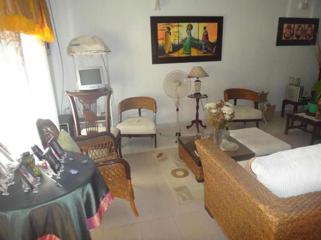 La LomaRoom in Guest room - Posada green sea villa helen kilometer 4 bypass的客厅配有椅子、桌子和沙发