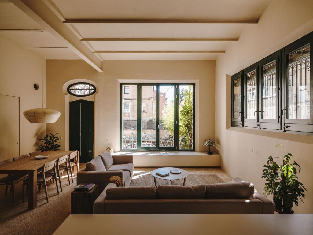 奥洛特Fàbrica Descals and Pavillion的客厅配有沙发和桌子