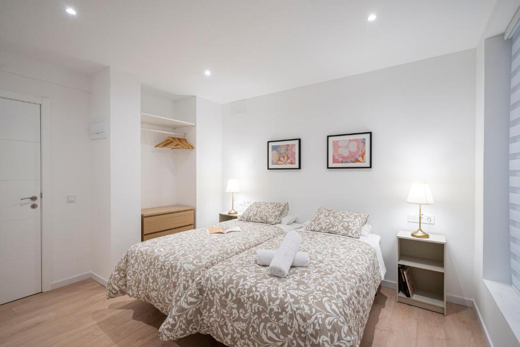 马德里Room Plaza España的一间卧室配有一张带白色床罩的床