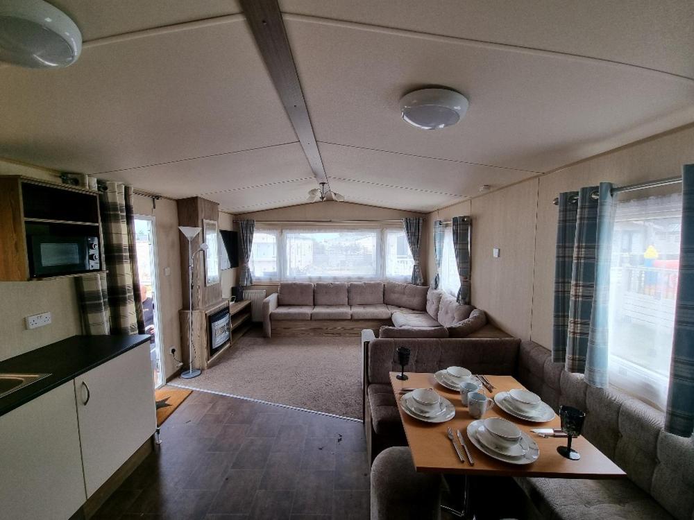 KentWillow-Static Caravan on Holiday Park near Margate, Kent的客厅配有沙发和大篷车内的桌子