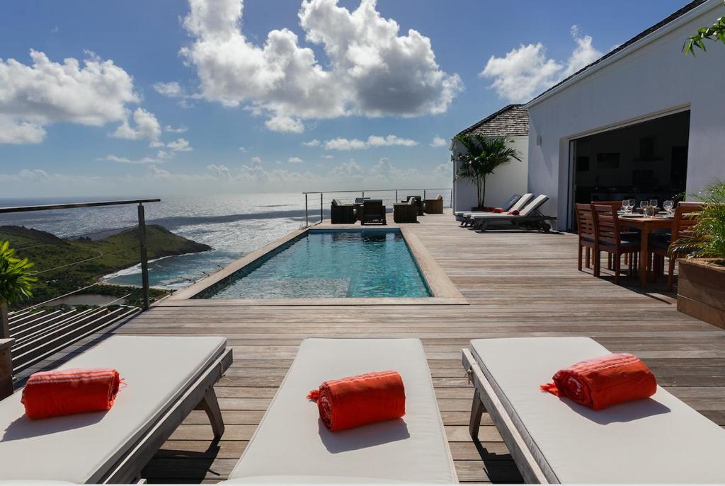 古斯塔维亚Villa La Vue - Vue panoramique sur les lagons的海景甲板上的游泳池