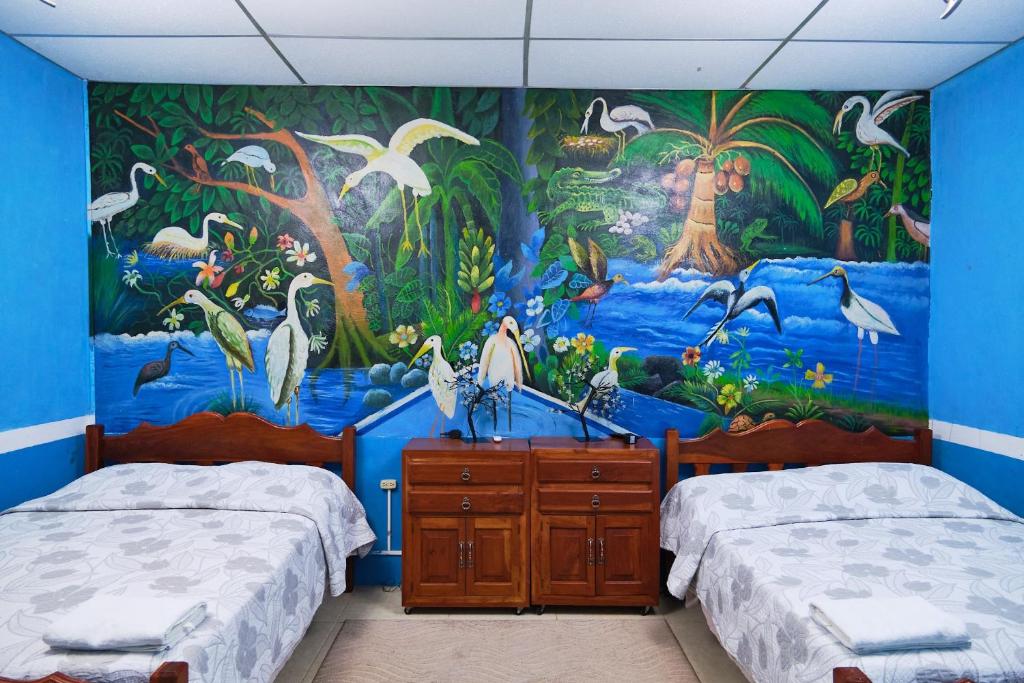 莫约加尔帕Hospedaje Hefziba的一间卧室配有两张床和壁画