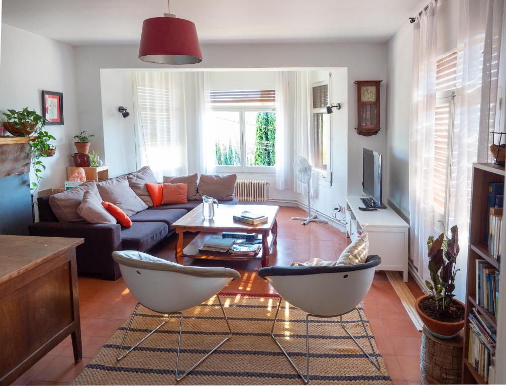 科贝拉罗布里加casa mediterrània a la vora de Barcelona的客厅配有沙发和桌子