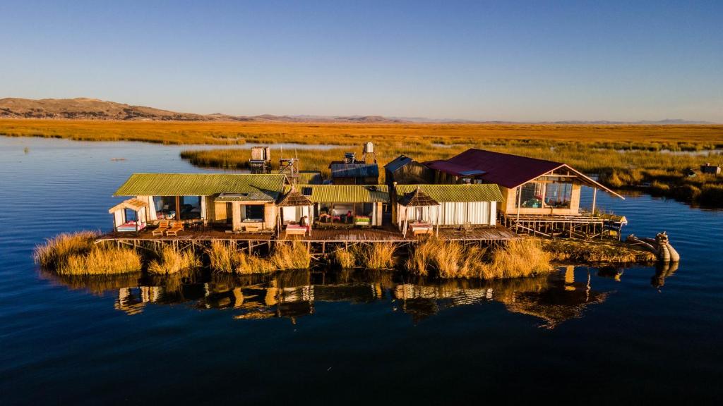 普诺UROS TITICACA LODGE Puno Peru的水体中间的一个岛屿