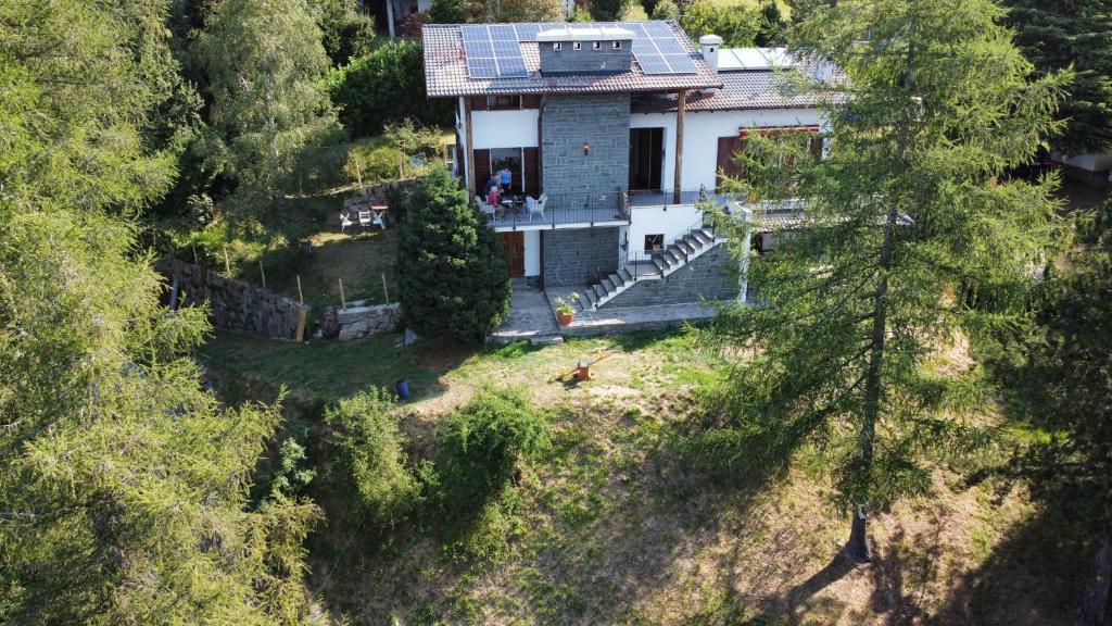 Sueglioil larice d' oro的享有房子的空中景色,上面设有太阳能电池板