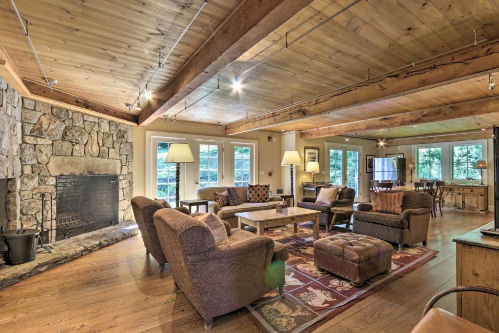 WarrenStunning Warren Lakefront Home Deck, Grill, Sauna的客厅设有石制壁炉和家具。