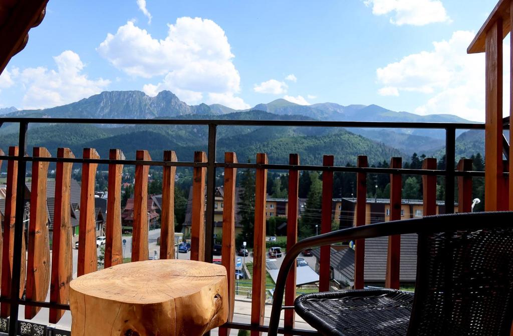 考斯赛力克willa U Laskowych的山景阳台上的桌椅