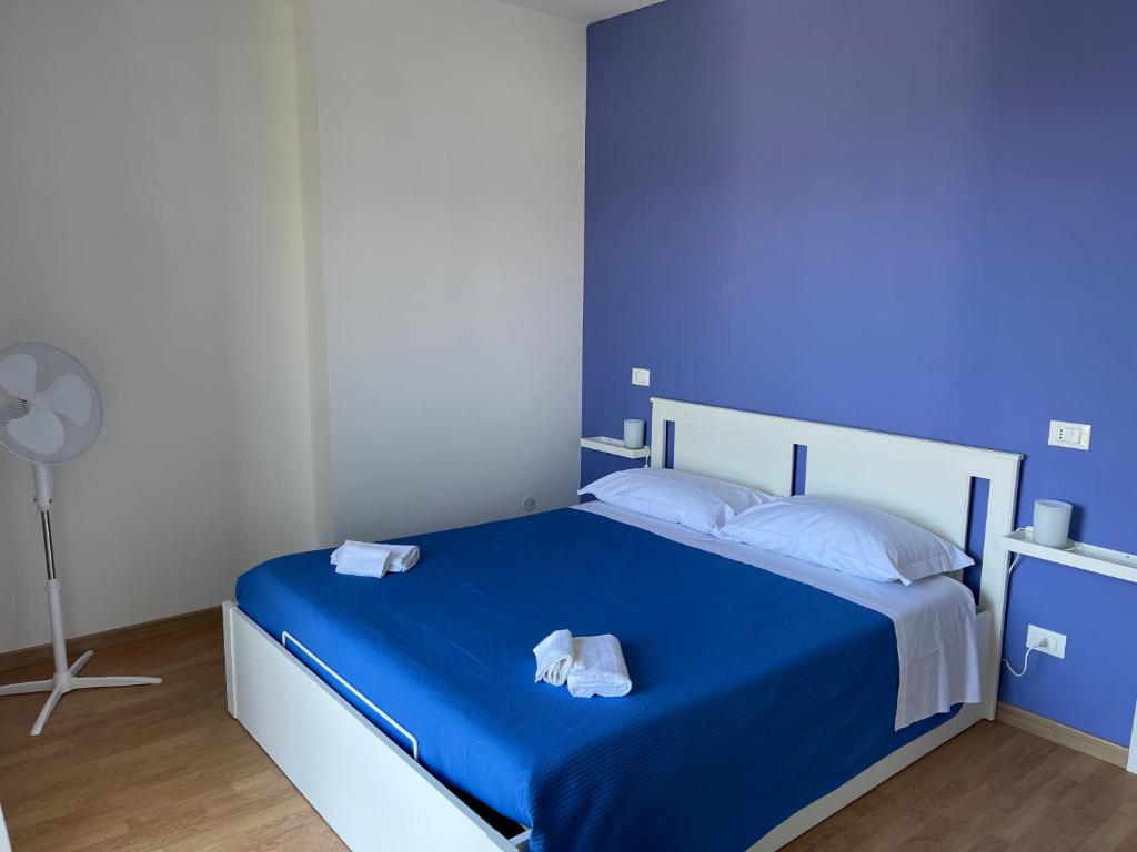 斯特雷萨Villa Vittoria的配有风扇的客房内的一张蓝色的床