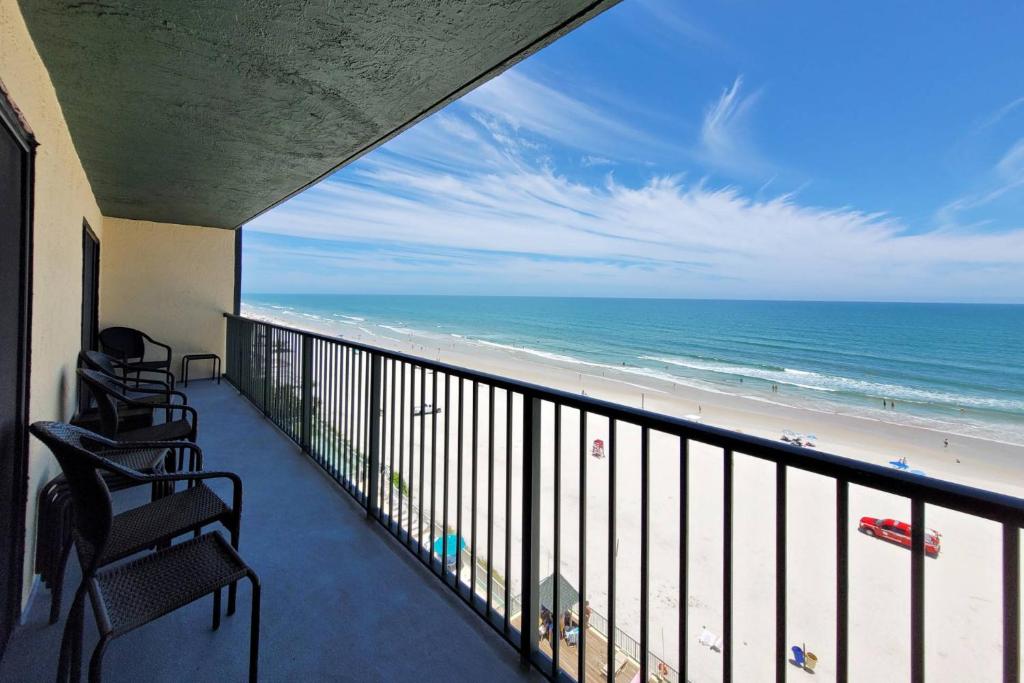 德通纳海滩海岸Sunglow Resort Condo Unit #802的享有海滩美景的阳台