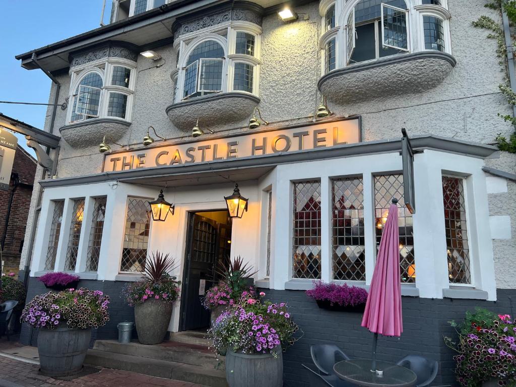 Eynsford城堡酒店的城堡酒店前面设有粉红色的伞